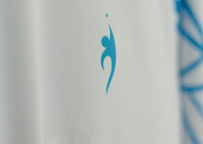 Tennis shirt_Henson Tennis Logo detail in blue