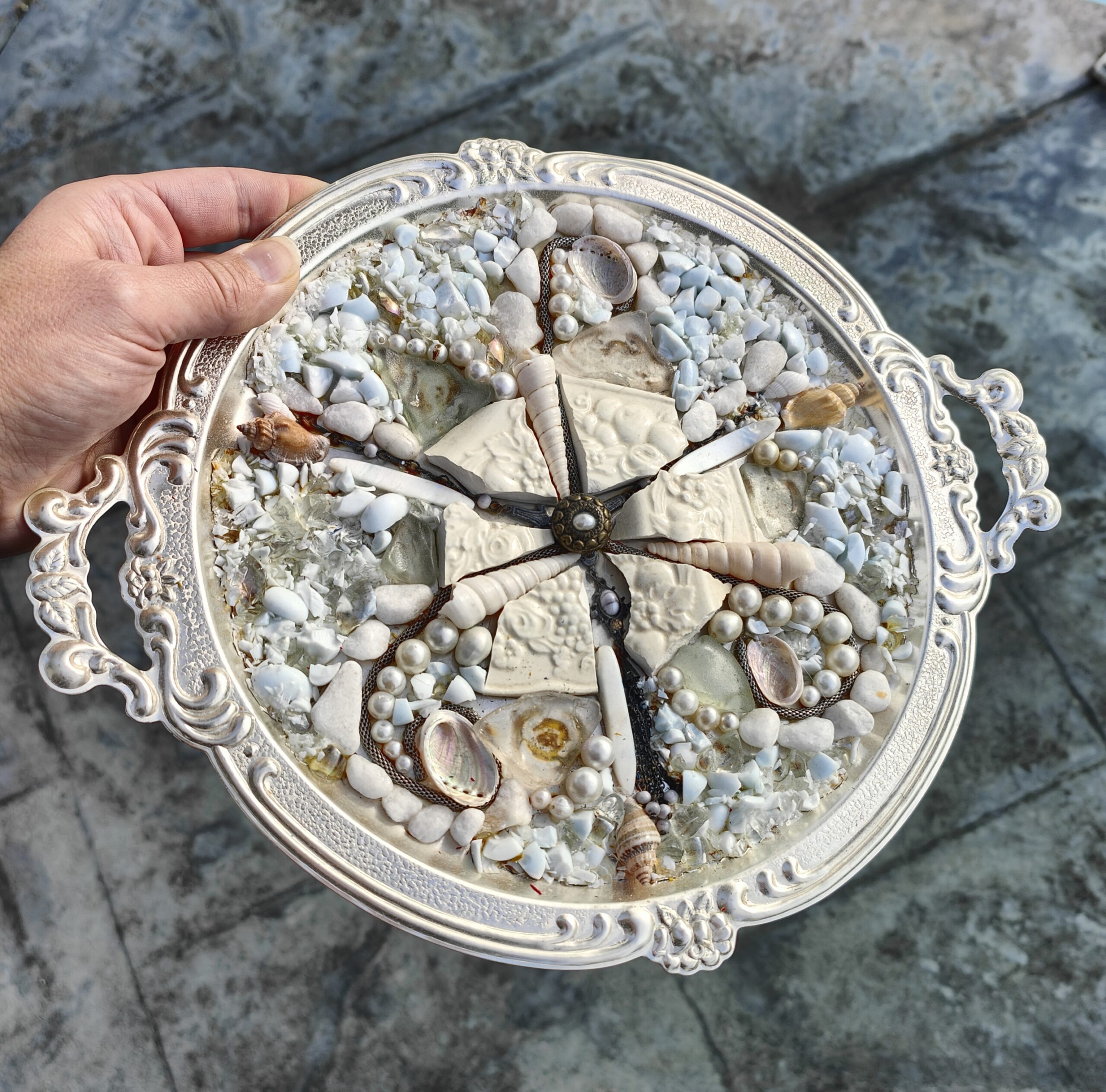 HNDMADE mOSAIC TRAY IN SILVER TRAY WITH OCAEN WHITE THEME